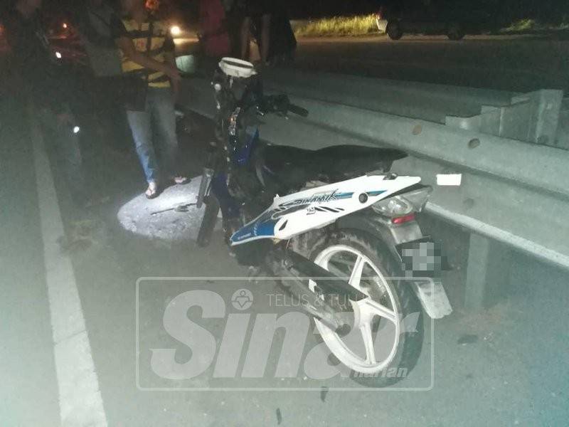 Keadaan motosikal milik mangsa yang terlibat dalam kemalangan yang mengorbankan dua lelaki di Bota, hari ini.