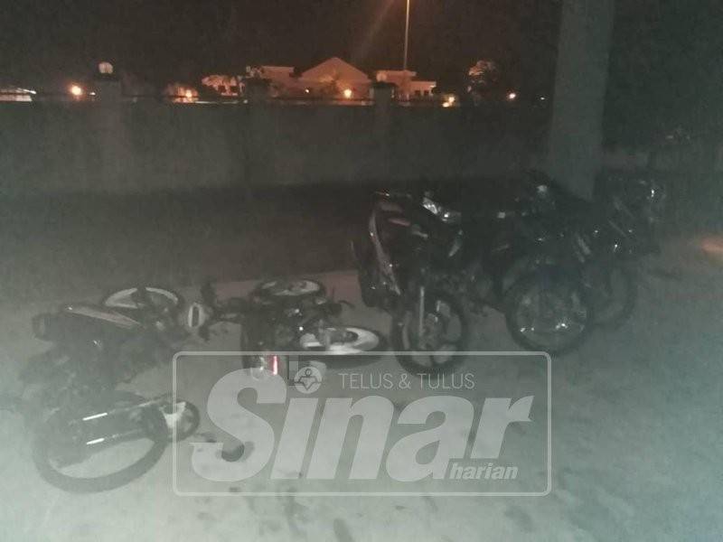 Keadaan motosikal milik mangsa yang terlibat dalam kemalangan yang mengorbankan dua lelaki di Bota, hari ini.