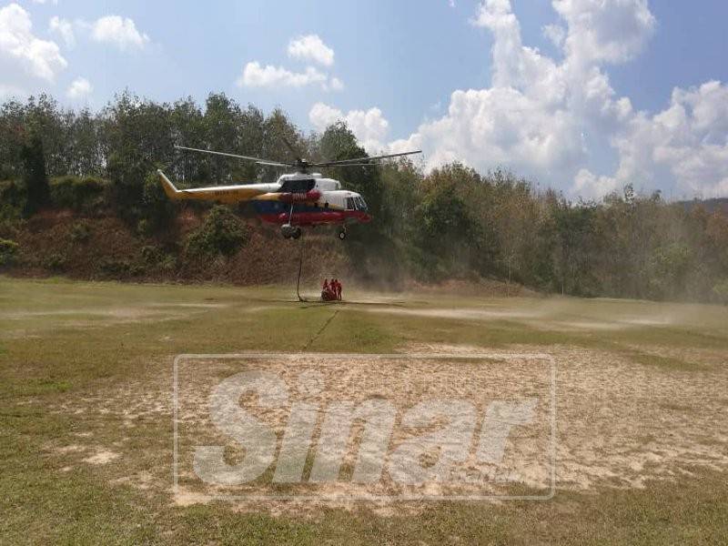 Helikopter bomba memulakan penerbangan untuk memadamkan kebakaran di Gunung Baling.