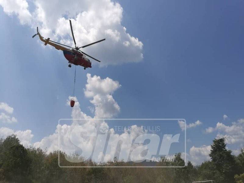 Helikopter bomba memulakan penerbangan untuk memadamkan kebakaran di Gunung Baling.