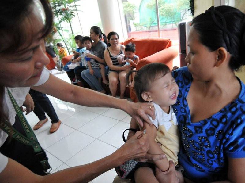 Seorang kanak-kanak diberi suntikan imunisasi mencegah campak di sebuah hospital di Manila.