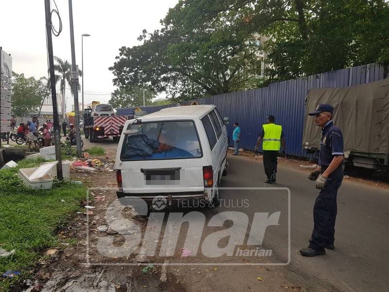 Van yang dijadikan tempat simpanan jualan penjaja Rohingya ditunda DBKL.