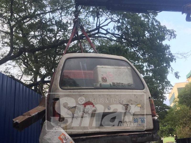 Van yang dijadikan tempat simpanan jualan penjaja Rohingya ditunda DBKL.
