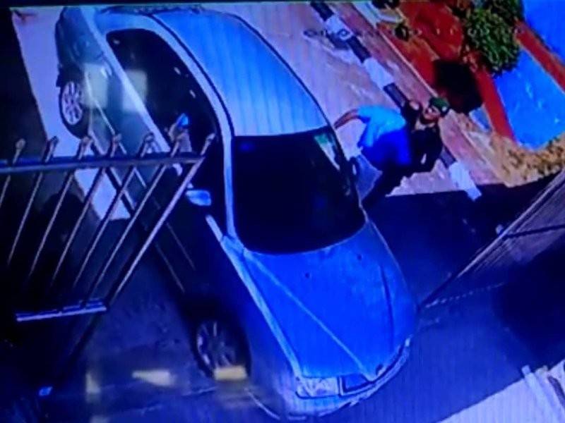 Kelihatan pegawai kanan ATM bercakap dengan anggota tentera di pintu masuk sebuah kem tentera.