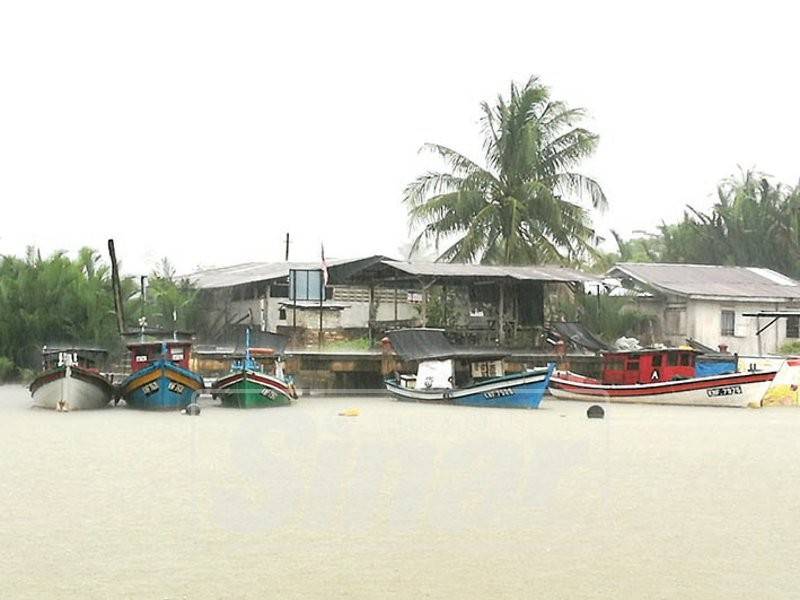 Nelayan perlu menunggu air pasang untuk turun ke laut kerana laluan bot ke kuala Tumpat cetek.