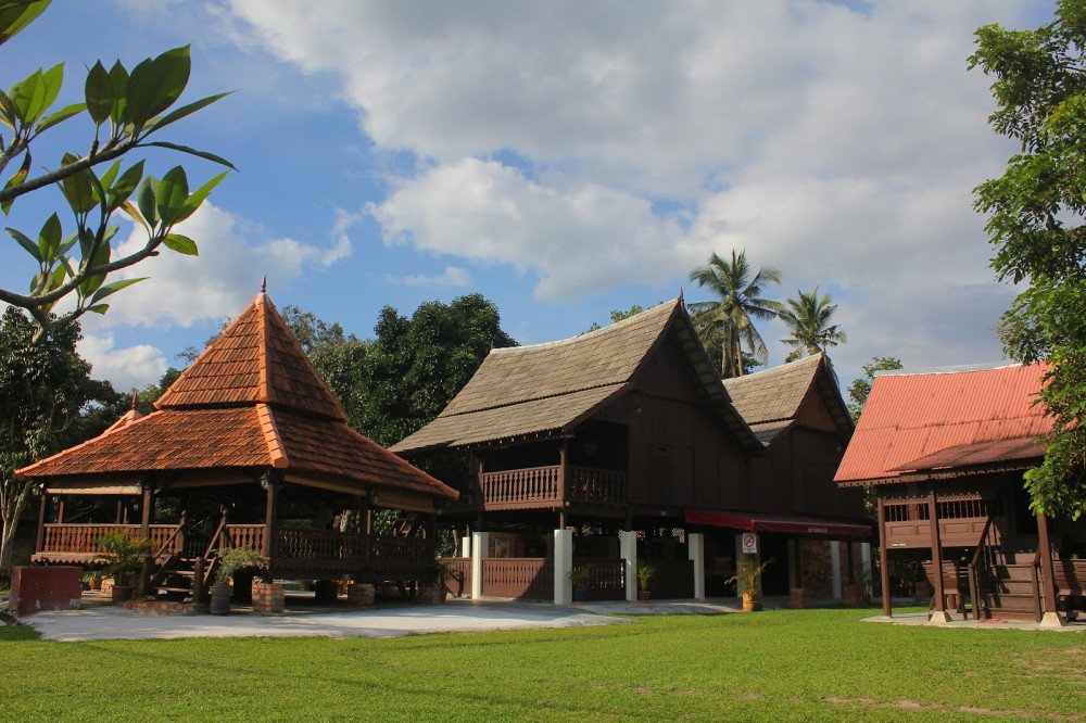Koleksi rumah kampung Dr Fauzi di Seri Menanti.