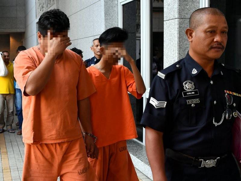 Seorang lelaki berumur 43 tahun dan seorang remaja lelaki berusia 17 tahun ditahan reman selama dua hari oleh Mahkamah Majistret hari ini bagi membantu siasatan berhubung penemuan mayat bayi perempuan dalam lori sampah di sebuah apartment di Presint 18 di sini. - Foto Bernama