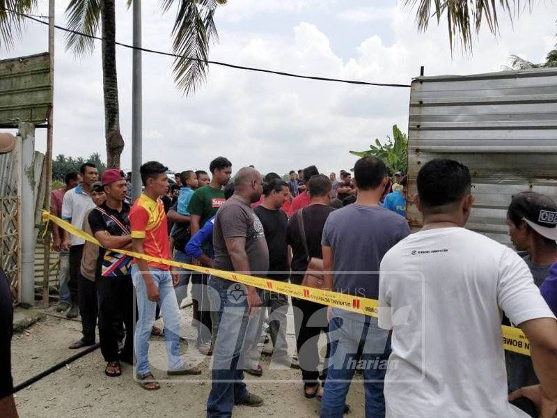 Mayat lelaki ditemui terduduk dan bersandar di dinding zink kolam ikan di Bagan Panchor, semalam.