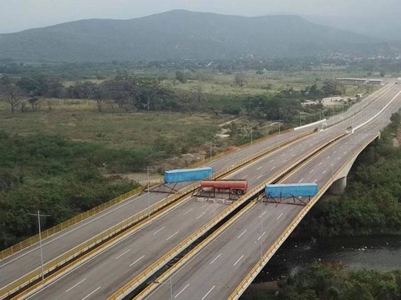 Pasukan tentera Venezuela menghalang jalan di jambatan Tienditas. 