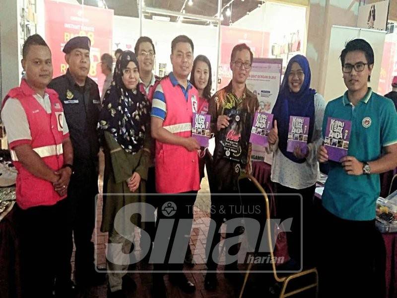 Timbalan Presiden PMPM, Azlin Othman (dua, kanan) bersama Exco Kesihatan dan Antidadah negeri, Low Chee Leong (tiga, kanan) di Program Sihat Selamat di Freeport A’Famosa Outlet, di sini.