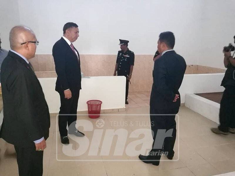 Arzmi (kanan) menunjukkan keadaan di bahagian dalam sel kepada Ketua Pengarah AADK, Datuk Seri Zulkifli Abdullah (dua, kiri) di Puspen Besut.
