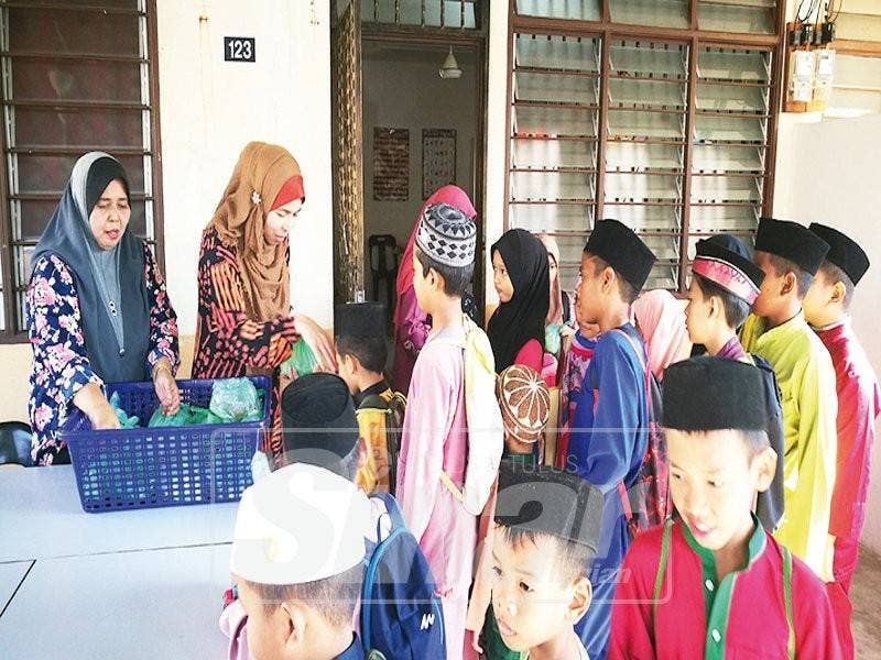 Setiap Jumaat kanak-kanak disedekahkan makanan hasil sumbangan penderma.