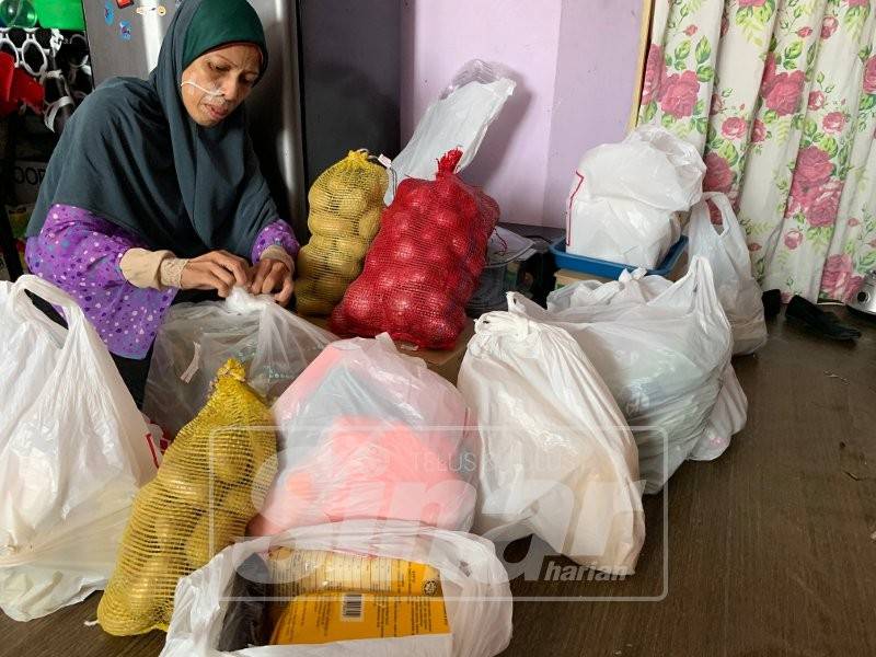 Idayu membuat persediaan untuk jualan dan tempahan kuih muih yang diterima.