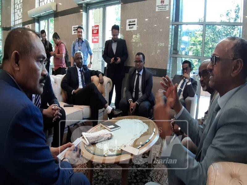Setiausaha Politik Perdana Menteri، Abu Bakar Yahya (kiri) mengadakan perbincangan dengan Menteri Perdagangan، Industri dan Pelancongan Republik Somaliland، Mohamoud Hassan Sa'ad (kiri) bersama delegasi negara itu di Bangunan Perdana Putra، Putrajaya semalam. 