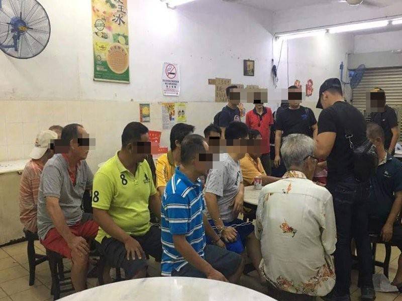 Sekitar serbuan ke atas premis di Iskandar Puteri. - Foto PDRM