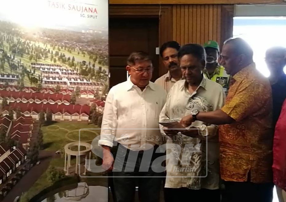 Heng Keong (kiri), menemani Samy Vellu melihat brosur yang disediakan pada majlis berkenaan.
