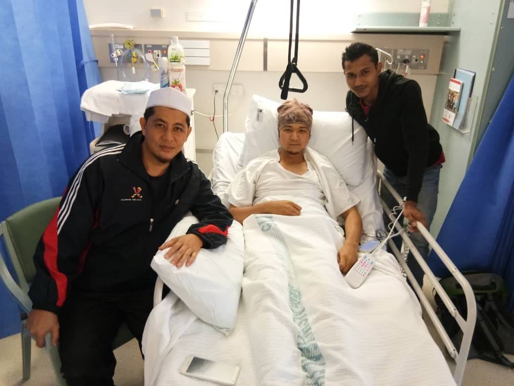 Meor Ahmad Azizul (kanan) bersama bapa saudara, Abd Razak menemani Meor Muhamad Mustaqim di Hospital St George Sydney