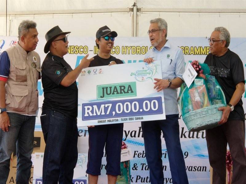 Menteri Wilayah Persekutuan, Khalid Abd Samad (dua, kanan) menyampaikan hadiah juara Pertandingan Memancing Putrajaya kepada Mohd Hazari Ramlan sambil disaksikan oleh Presiden Perbadanan Putrajaya, Datuk Dr Aminuddin Hassim (dua kiri) pada majlis penyampaian hadian pertandingan yang diadakan bersempena sambutan Hari Wilayah Persekutuan 2019 di sisiran Tasik Presint 1 hari ini. - Foto Bernama