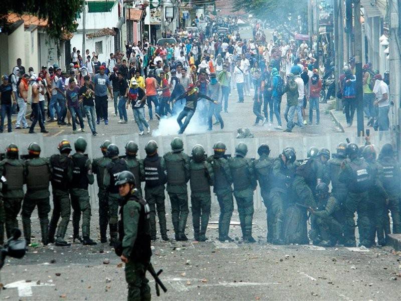 Penyokong Guaido bertempur dengan polis anti-rusuhan di Caracas