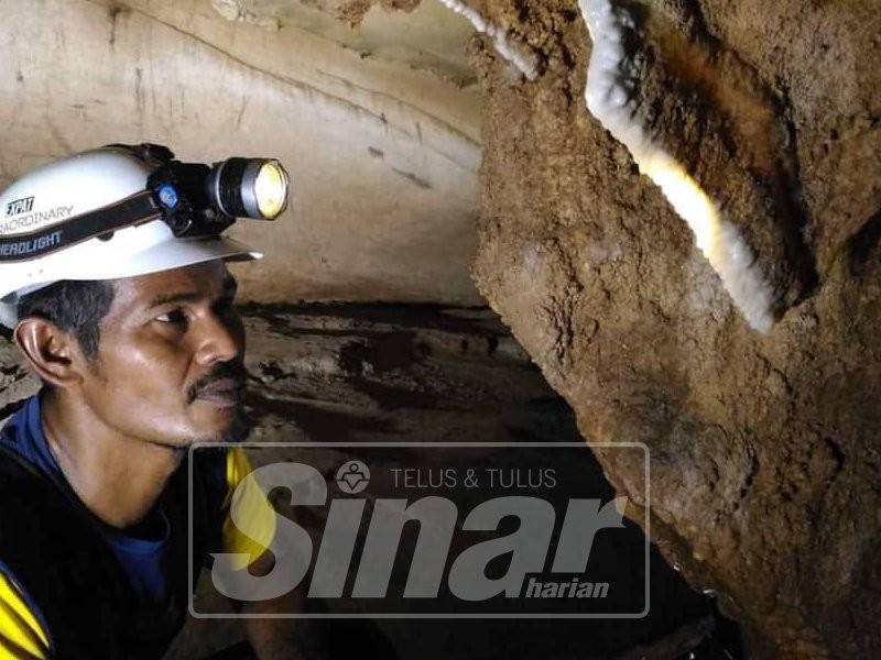 Penduduk melihat keunikan batu kapur yang terdapat dalam gua itu.