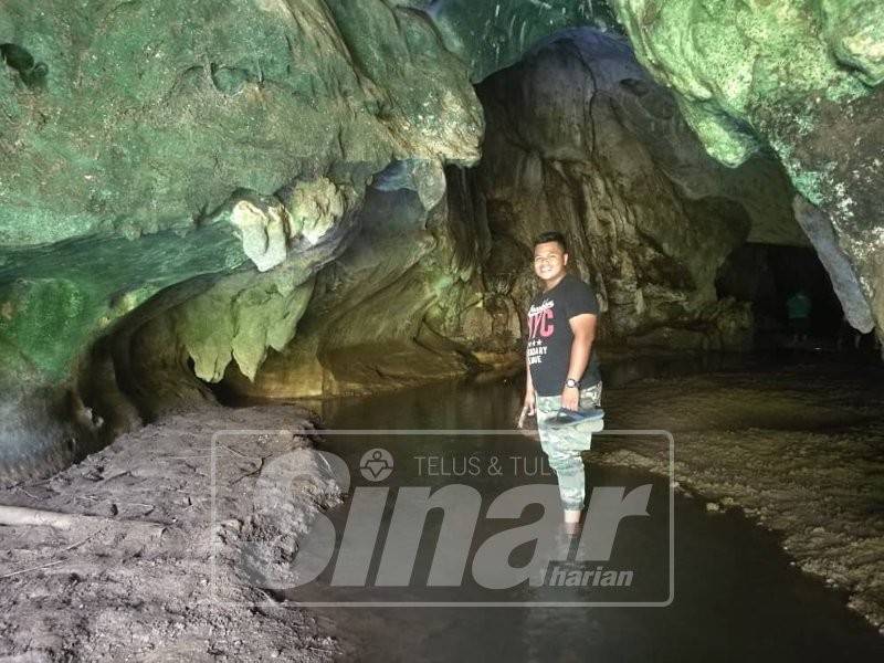 Seorang pengunjung kagum melihat formasi batu dalam gua itu.