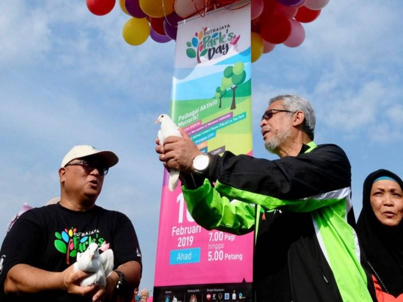 Khalid Abd Samad dan Datuk Dr Aminuddin Hassim (kiri) melepaskan burung merpati pada program Putrajaya Park’s Day yang diadakan sempena sambutan Hari Wilayah Persekutuan 2019 di Padang Semarak Taman Wetland, Presint 13, hari ini. Foto: Bernama