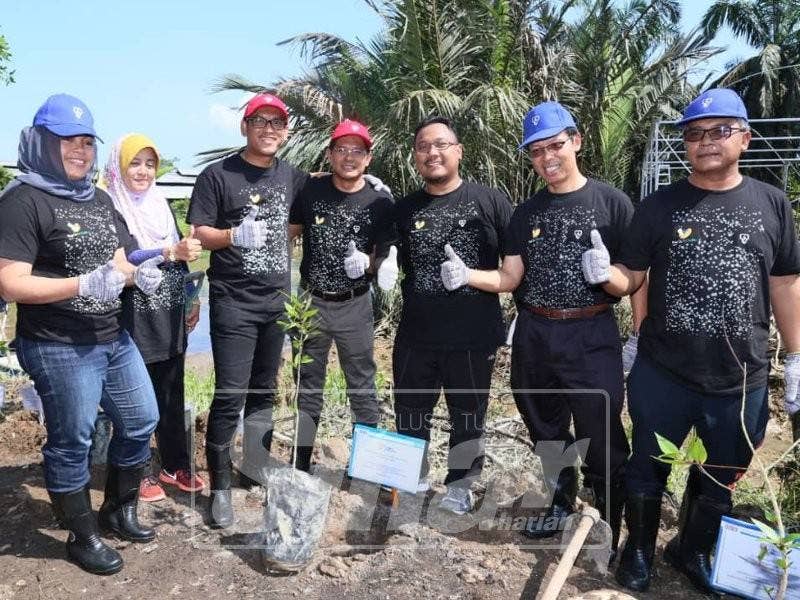 Ahmad Faizal (tiga, kiri) dan isteri, Datin Seri Nomee Ashikin Mohammed Radzi (kiri) menanam pokok berembang sempena Program Lestari Komuniti dan Alam Sekitar Kampung Dew, hari ini.
