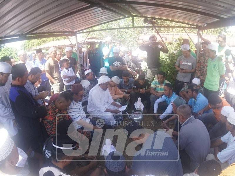 Suasana pilu mengiringi majlis pengebumian Abdul Bari Asyraf di Kampung Merbau Patah, Wakaf Mempelam.
