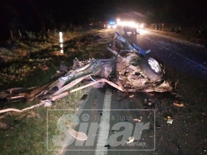Keadaan kereta mangsa yang remuk akibat kemalangan di Jalan Bahau-Rompin, semalam.