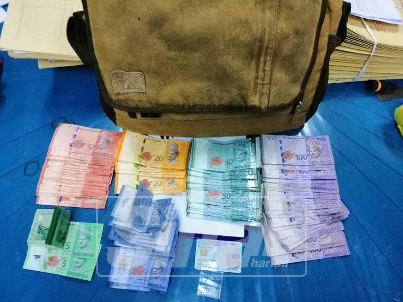 Wang tunai yang dirampas dari lelaki di sebuah pondok nelayan di Teluk Kumbar.