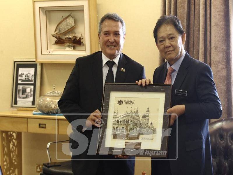 Mohamaddin menerima kunjungan hormat Duta Peru ke Malaysia, H.E Guido F.Loayza di pejabatnya, di Putrajaya di sini, hari ini.