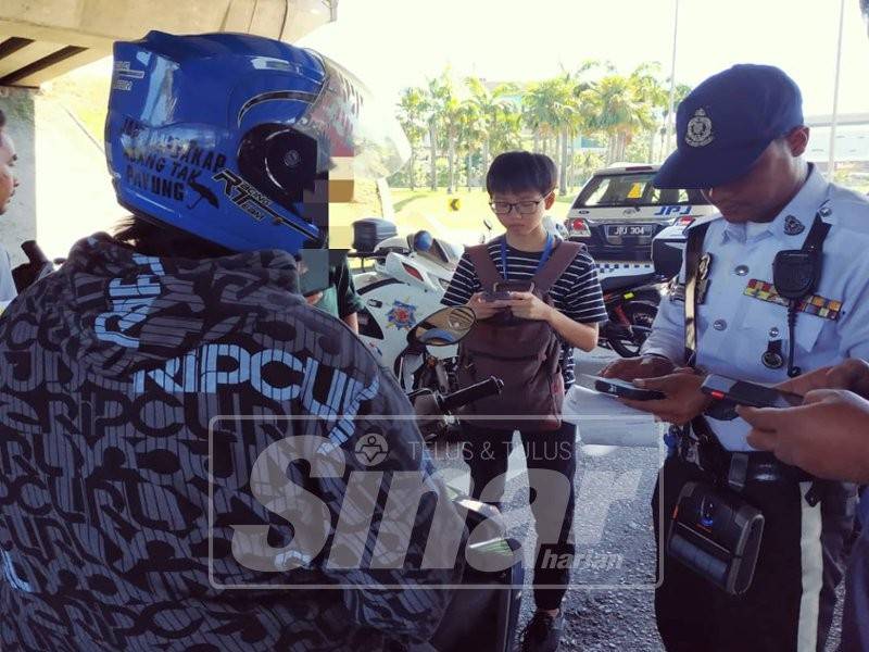 Penunggang motosikal berusia 21 tahun ini cuba melarikan diri dengan berpatah balik melawan arus jalan raya.