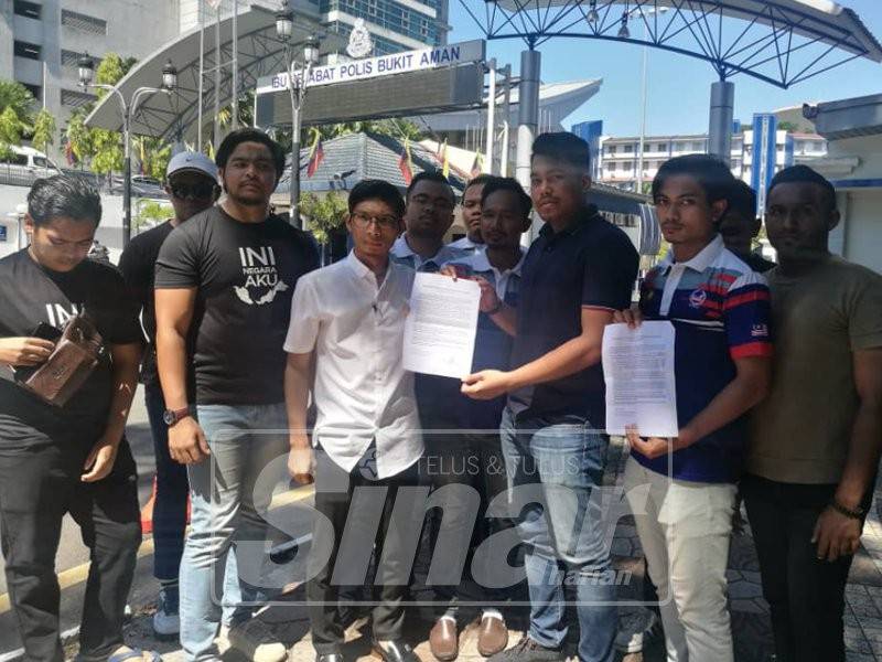 Farhan (baju putih) hadir ke Bukit Aman bagi menyerahkan memorandum bagi menyiasat isu penipuan sijil akademik yang berlaku dalam kepimpinan akademik.