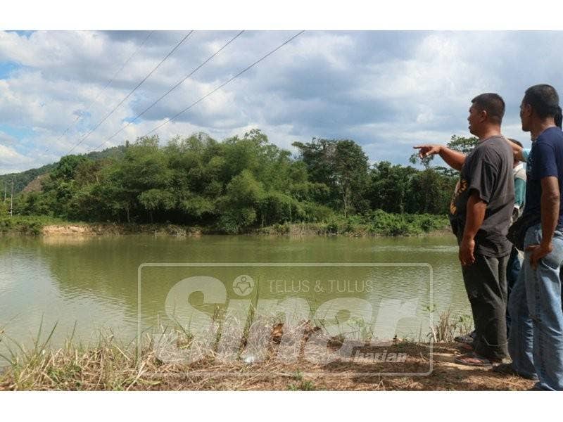Penduduk menunjukkan hakisan tebing yang berlaku dan pencawang elektrik yang turut terjejas.