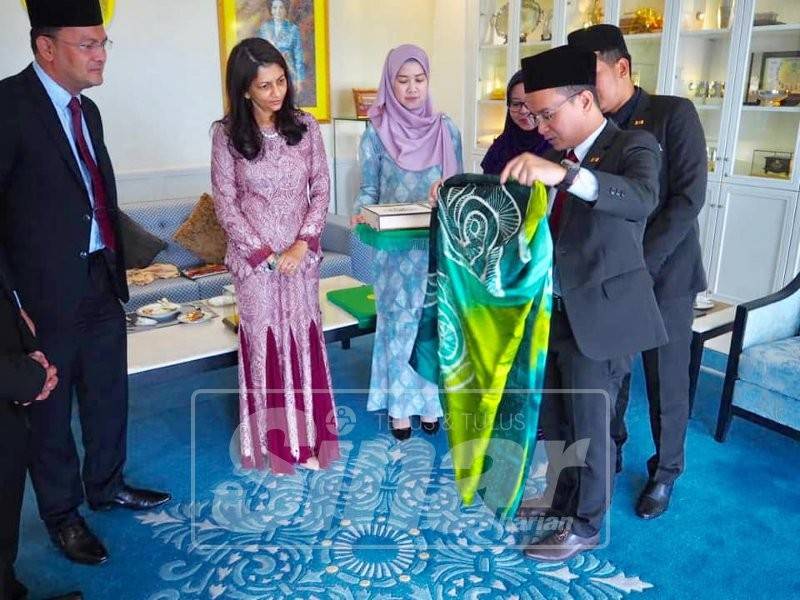  Batik  Merbok hubungkan UiTM  dengan kerabat diraja Kedah