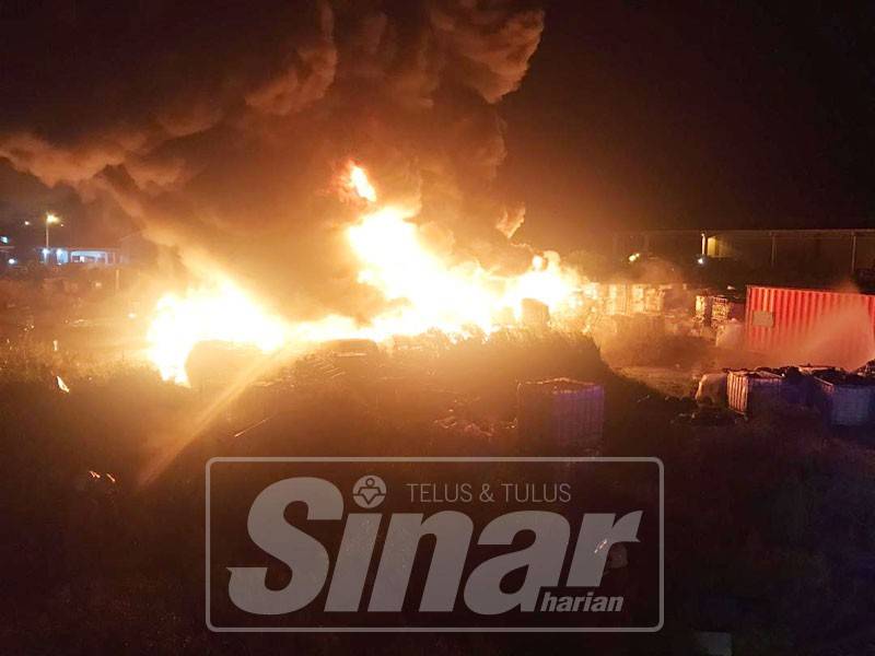 Kerja-kerja pemadaman sedang dilakukan anggota bomba.
