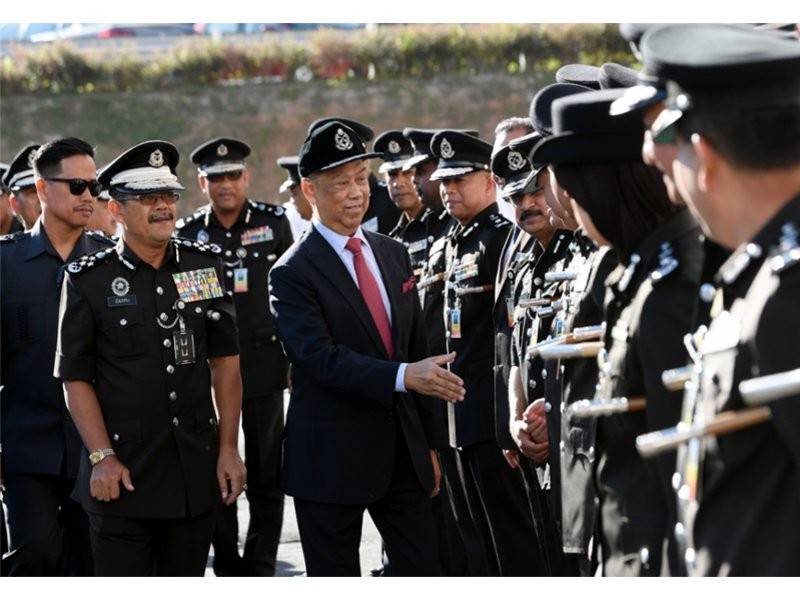 Muhyiddin diiringi Ketua Pengarah Penjara Datuk Seri Zulkifli Omar (kiri) bersalaman dengan pegawai dan anggota yang menyambut ketibaannya semasa lawatan kerja ke Jabatan Penjara Malaysia di Ibu Pejabat Jabatan Penjara Malaysia hari ini. - Foto Bernama