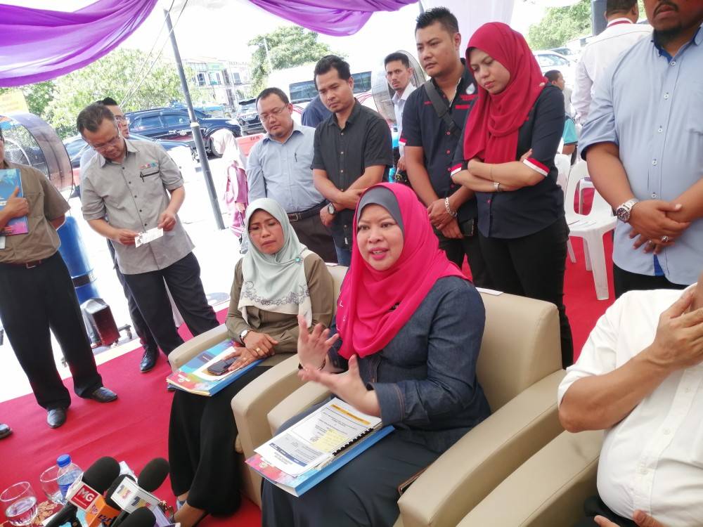 Rina memberikan penjelasan berhubung program di Semenyih baru-baru ini. 