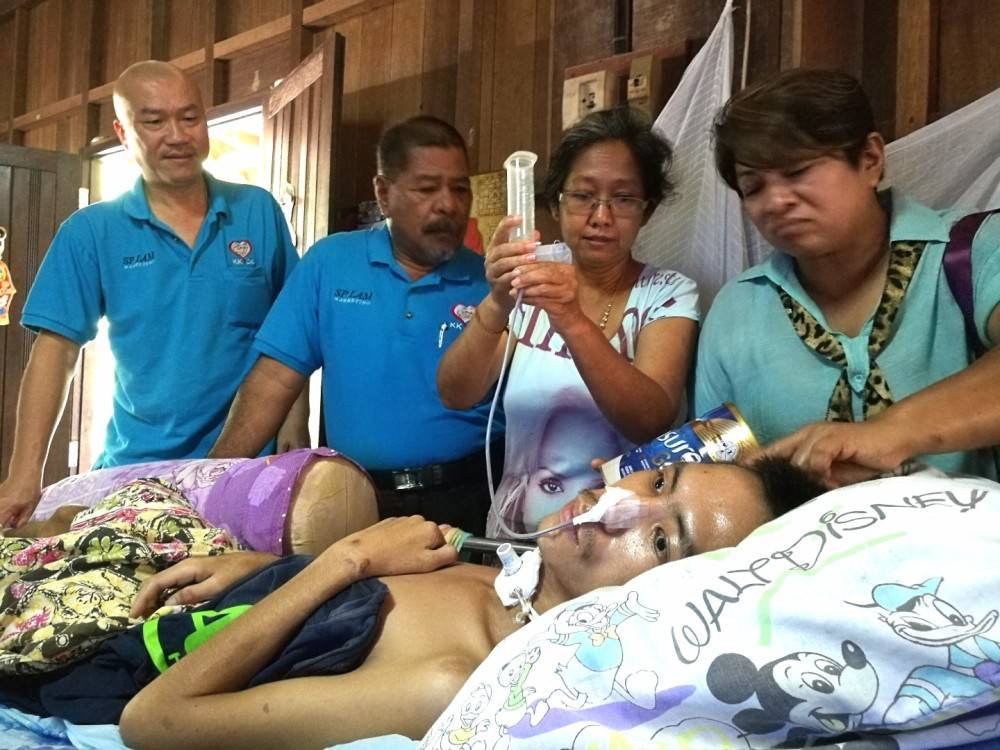 Boon Peng terlantar lumpuh dan bergantung pada susu khas yang diberikan menerusi tiub.