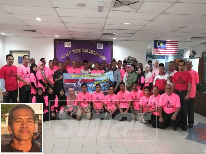 Halim bersama peserta yang akan mendaki Gunung Kinabalu selepas pelancaran di PPD Besut.