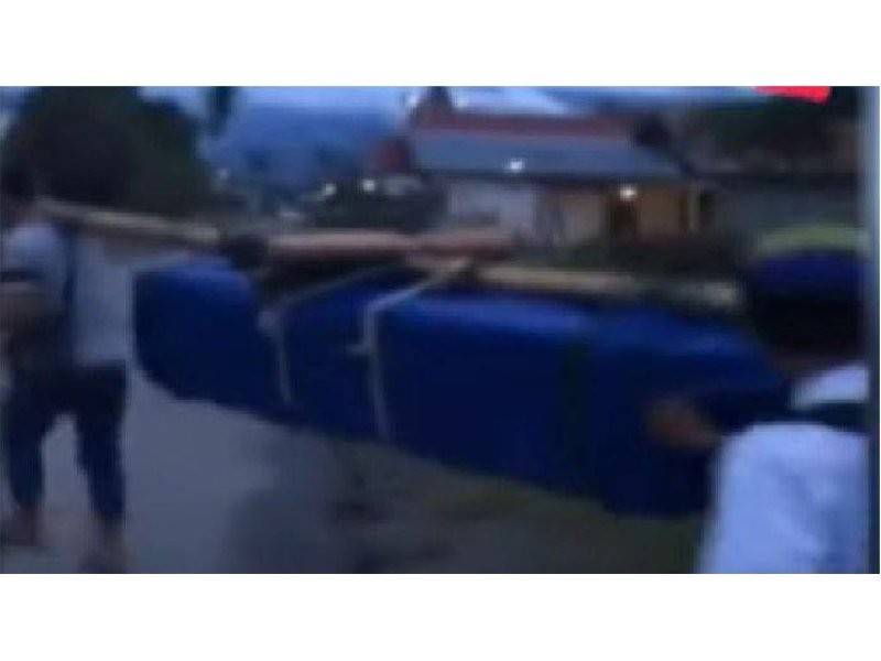 Keluarga berkenaan terpaksa memikul jenazah dengan tandu dan berjalan sejauh 60 kilometer. - Tribunnews