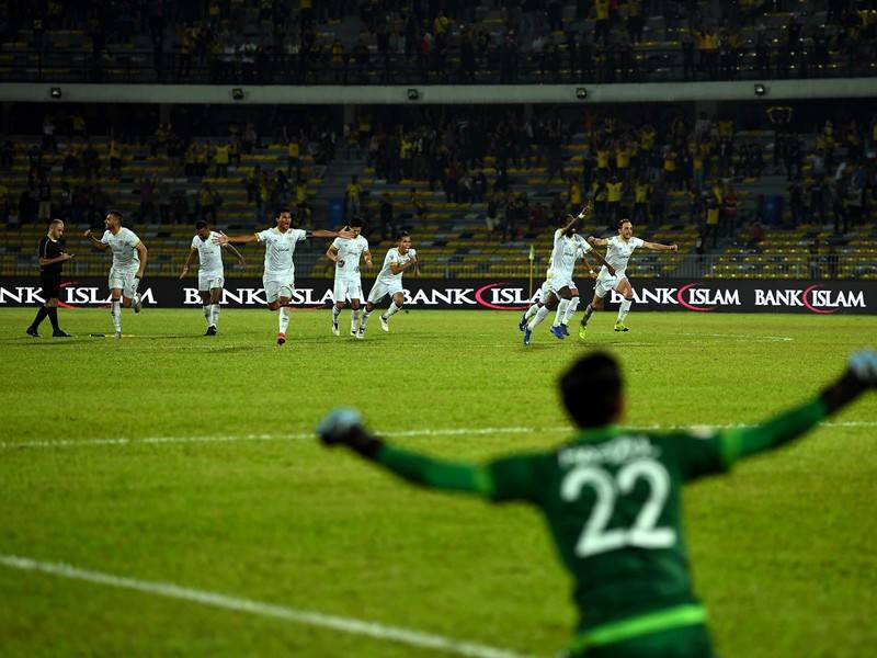 Pemain pasukan Perak meraikan kejayaan setelah menang keatas pasukan Kitchee Sc pada pertembungan pusingan kelayakan Liga Kejuaraan AFC di Stadium Perak malam ini. - Foto Bernama