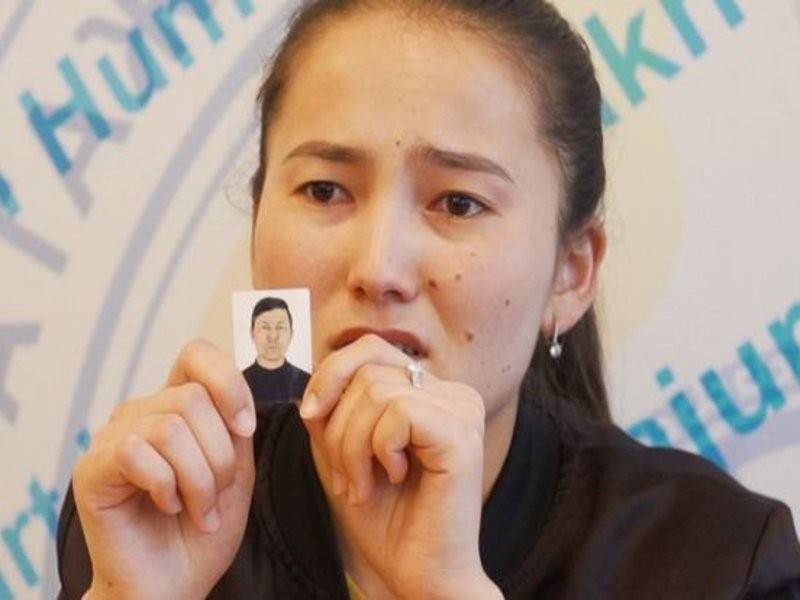 Aibota menunjukkan gambar bapanya.