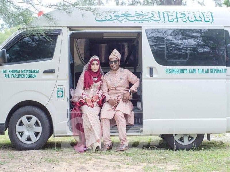 Mohd Humaidi bersama isteri bergambar di van jenazah.          
