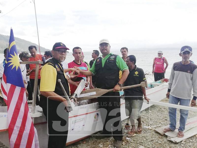 Mas Imran (tiga, kanan) ketika menjayakan misi #Perahu4Palu. 