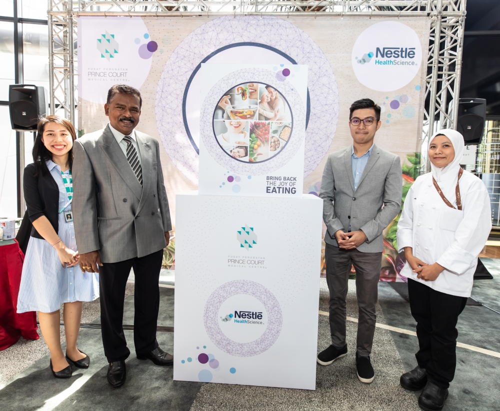 
DARI kiri Judy, Mahenthiran, Marcus dan Asiah merakamkan gambar kenangan pada majlis pelancaran buku nutrisi pesakit kanser di PCMC baru-baru ini.