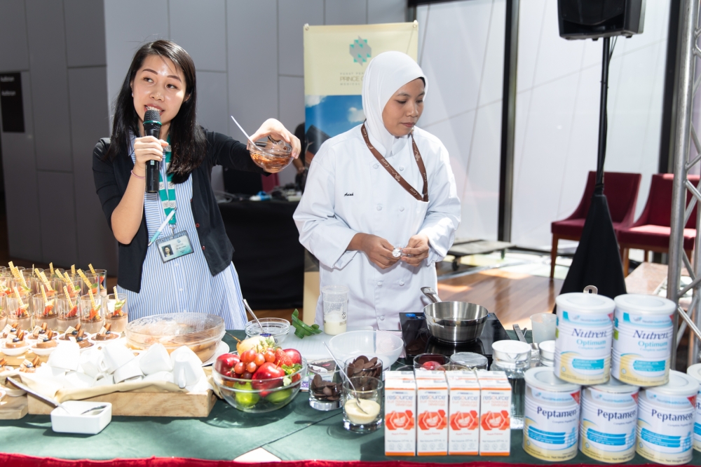 
Asiah menyediakan resepi istimewa pada majlis tersebut.