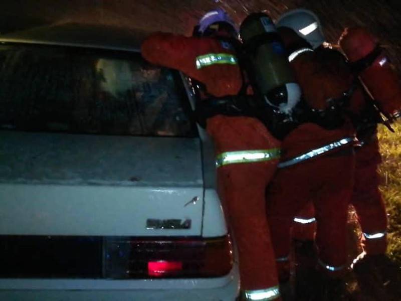 Anggota bomba membantu mengeluarkan mayat mangsa. Foto: JBPM Perak