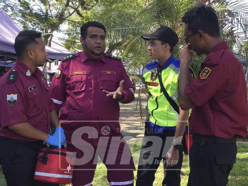 Mohd Aidil Firdauz bersama rakan-rakan dalam NGO