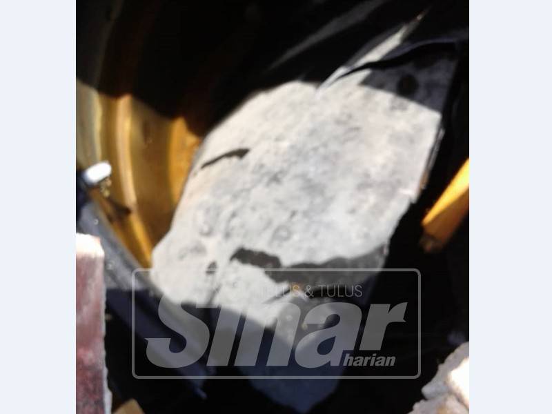 Batu yang 'terbang' masuk dalam rumah penduduk.